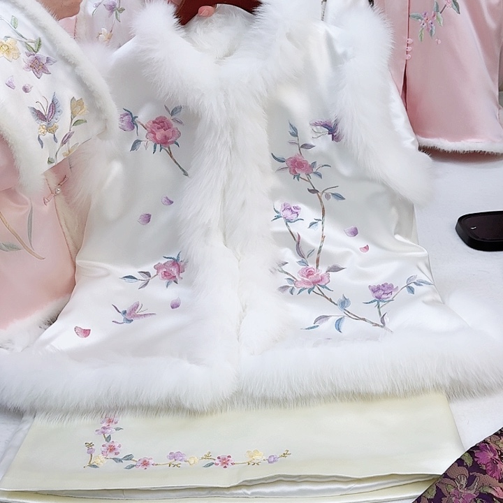 织绣白色桑蚕丝冬款马甲