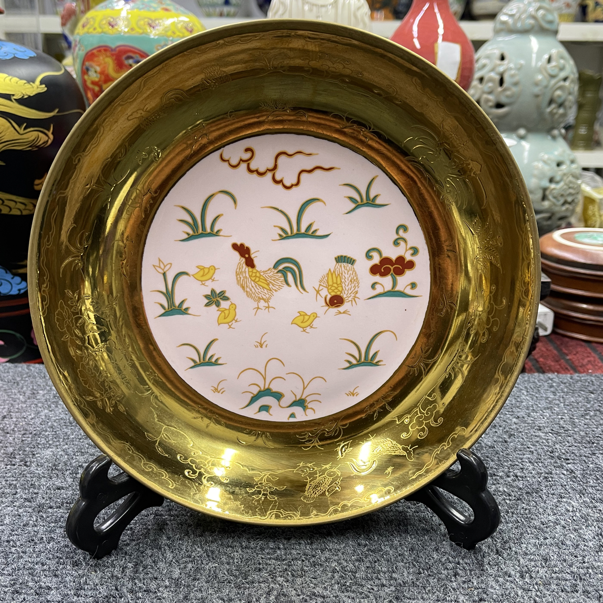 多字款红胎金包瓷鸡缸赏盘摆件