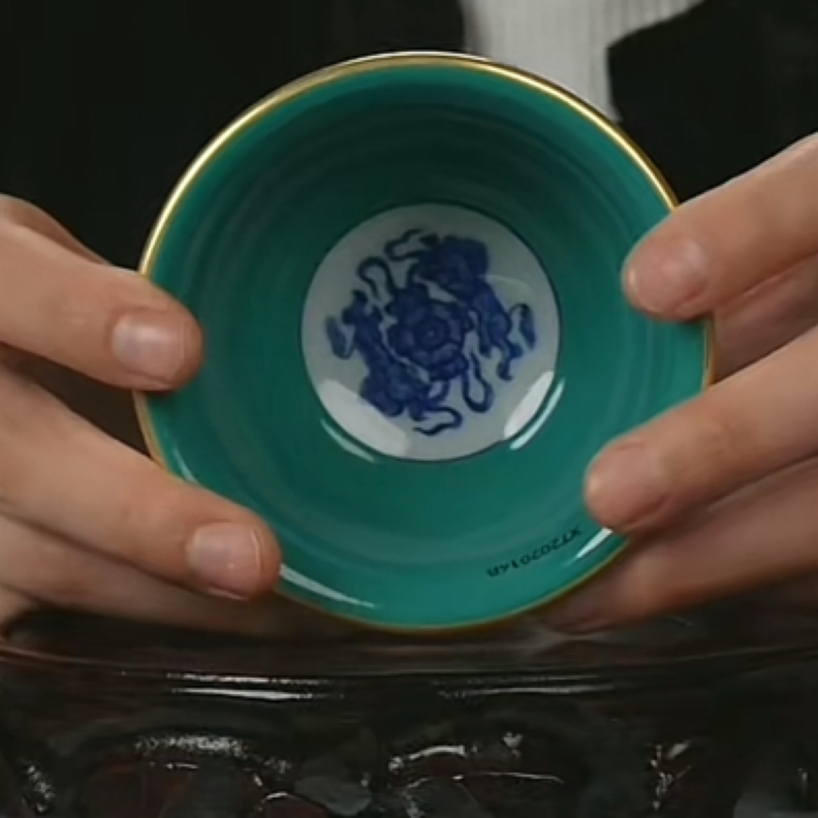 M内青花狮子舞绣球杯