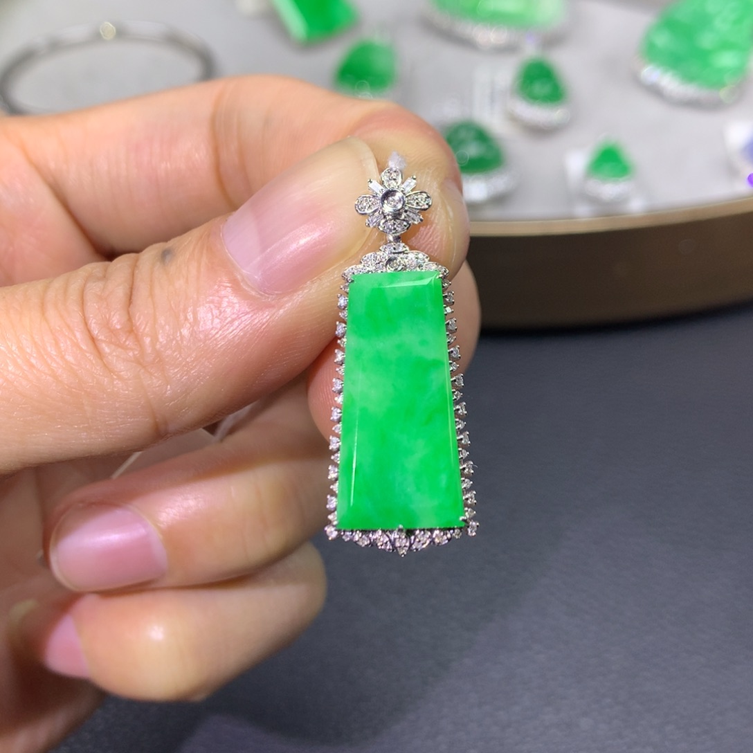 翡翠颈饰18K金镶嵌翡翠