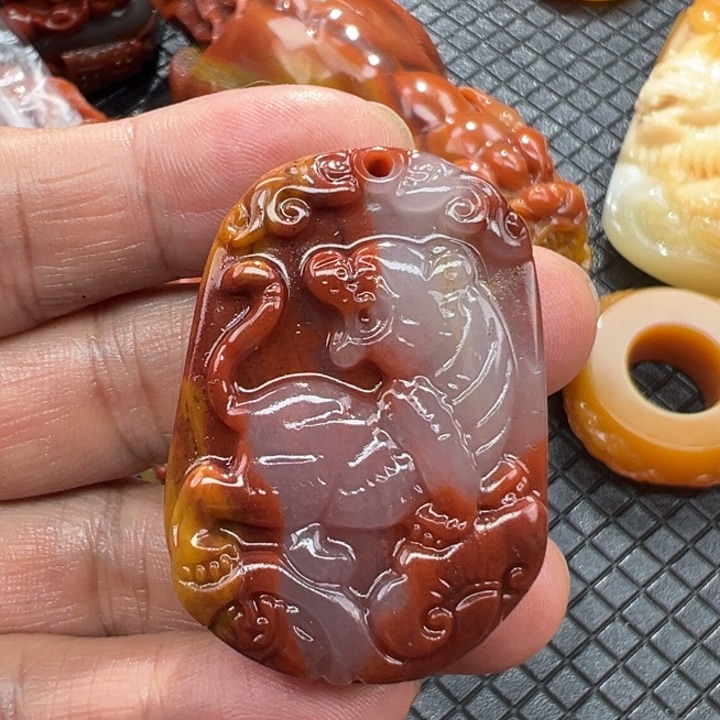 石英质玉（黄龙玉）颈饰合金