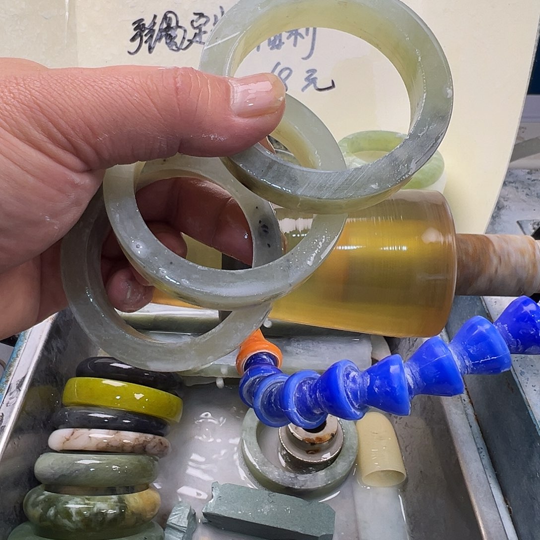 岫玉未镶嵌手镯现场加工