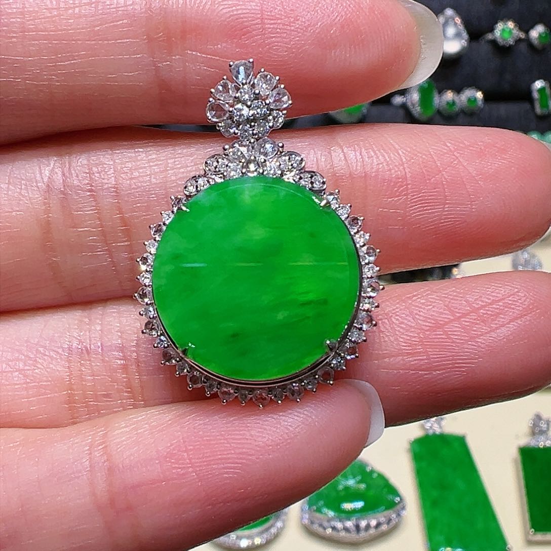 翡翠颈饰18K金镶嵌吊坠