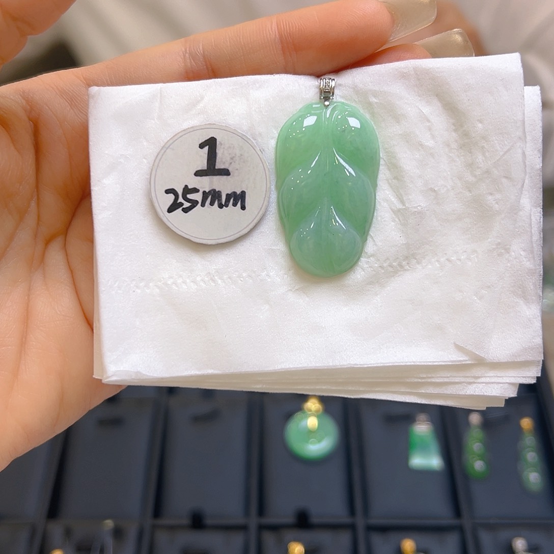 翡翠颈饰18K金镶嵌翡翠