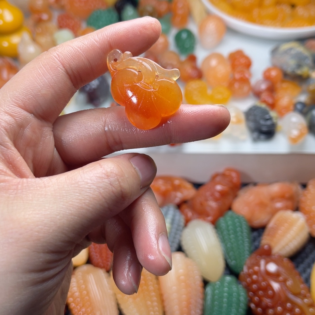 石英质玉（金丝玉）未镶嵌颈饰