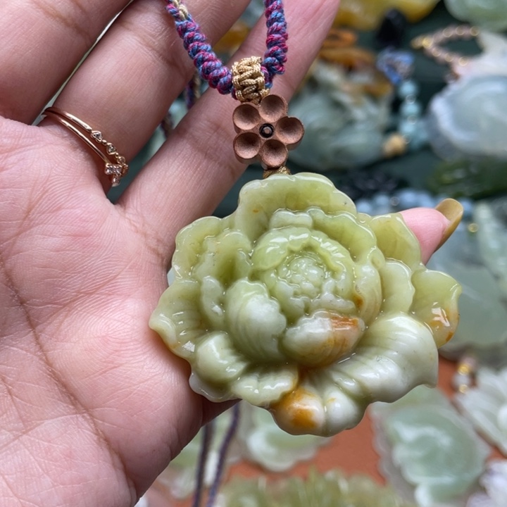 蛇纹石玉未镶嵌吊坠