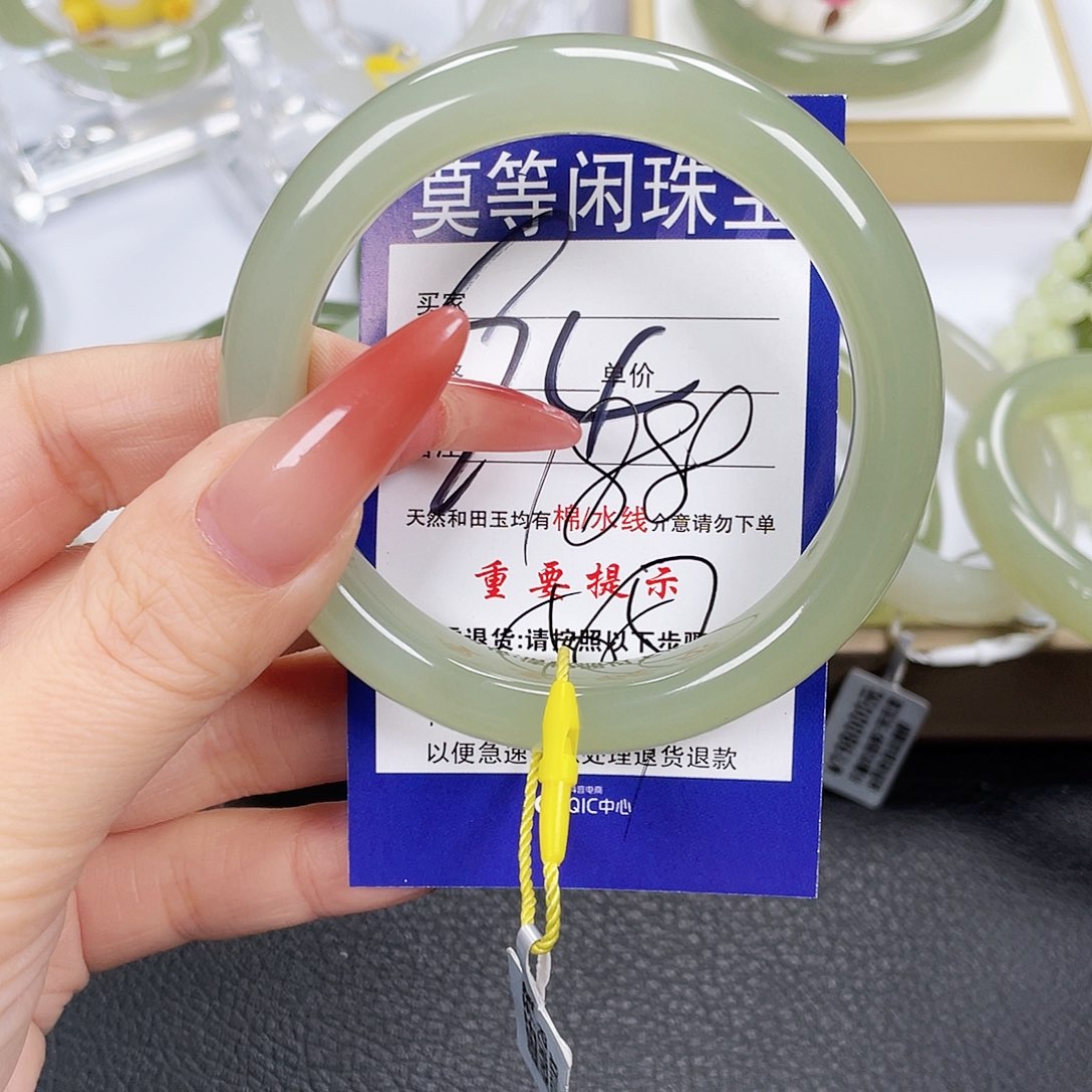 和田玉手镯未镶嵌