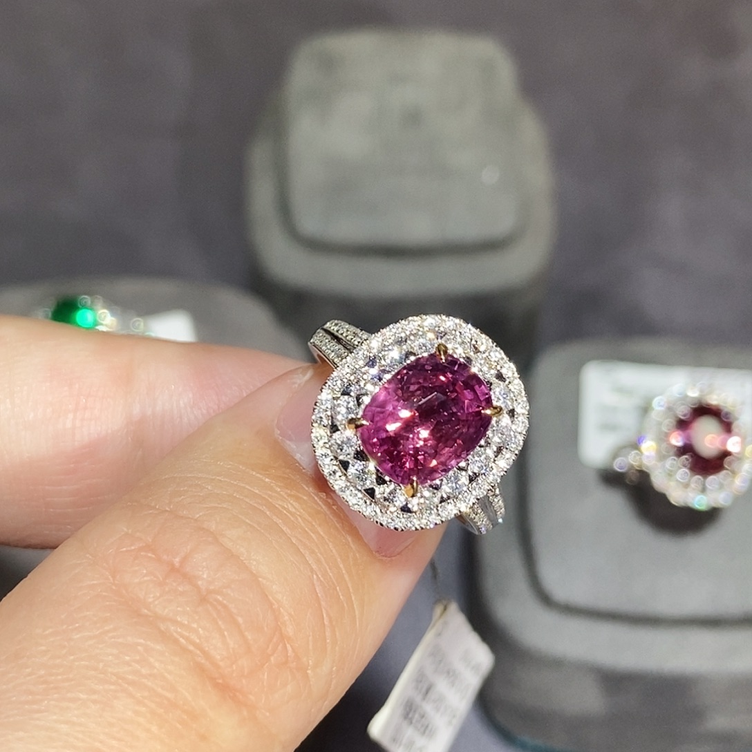 18K金镶嵌彩色蓝宝石戒指4.02克拉