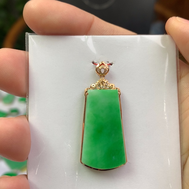 易***织翡翠18K金镶嵌颈饰翡翠吊坠