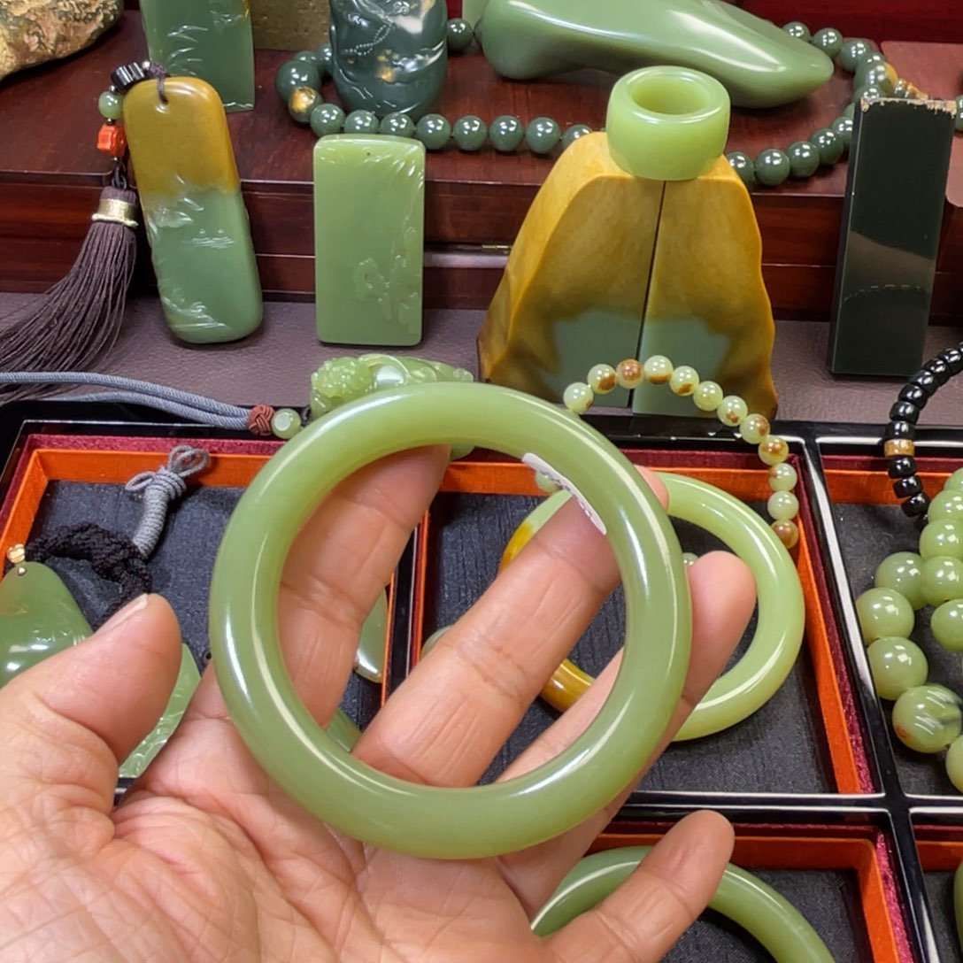 明***天岫岩老玉（透闪石质玉）未镶嵌车挂