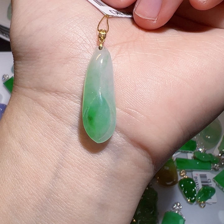 翡翠挂件18K金镶嵌翡翠