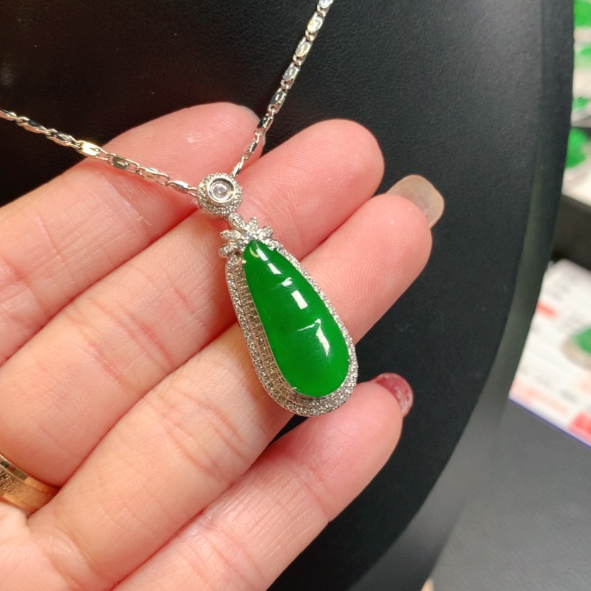 【闪购商品】翡翠吊坠(赠链)18K金镶嵌