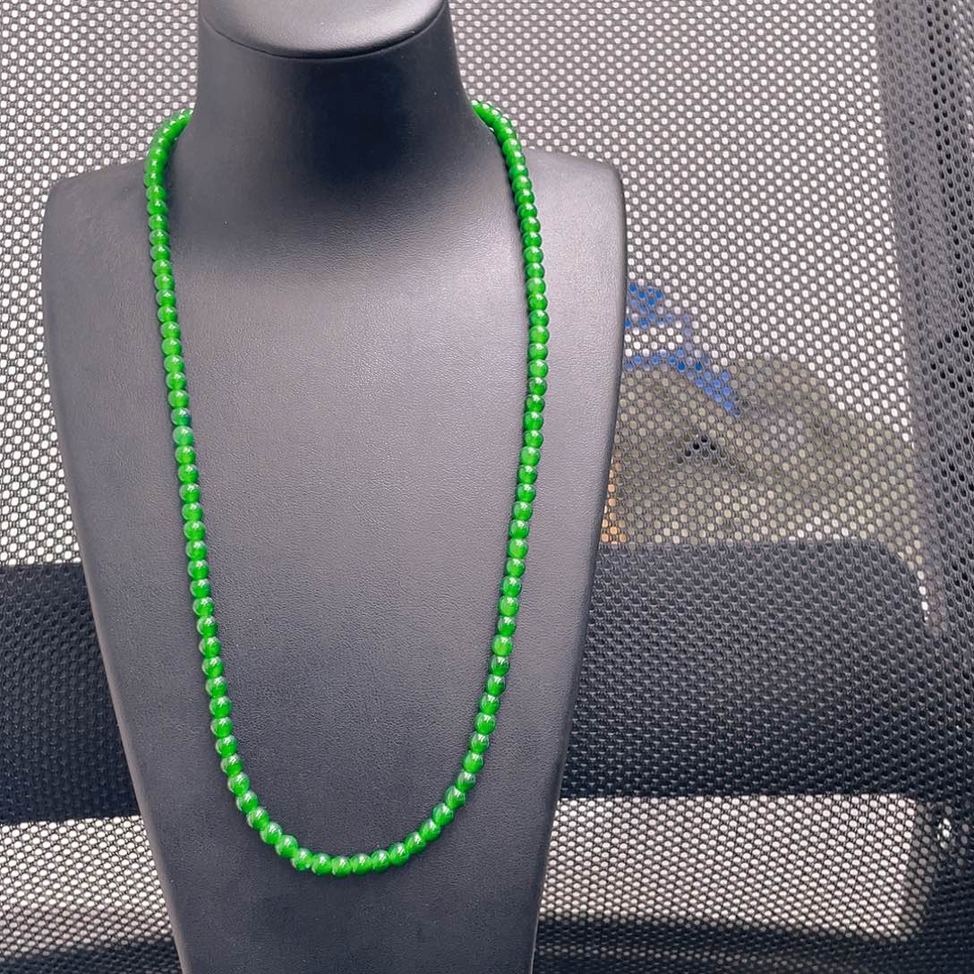 翡翠未镶嵌颈饰     