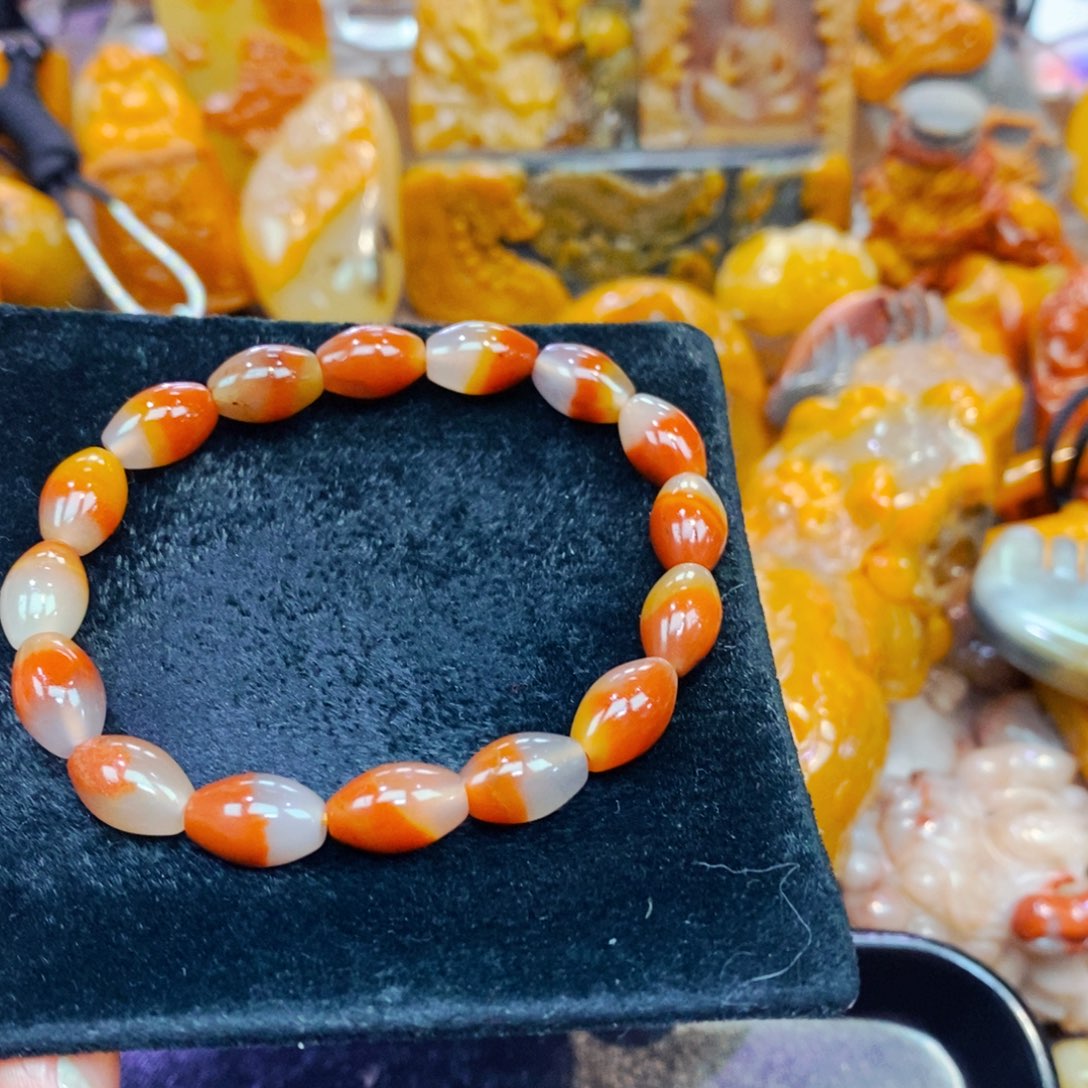 未镶嵌石英质玉（黄龙玉）颈饰