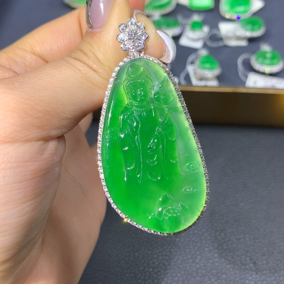 翡翠颈饰18K金镶嵌翡翠