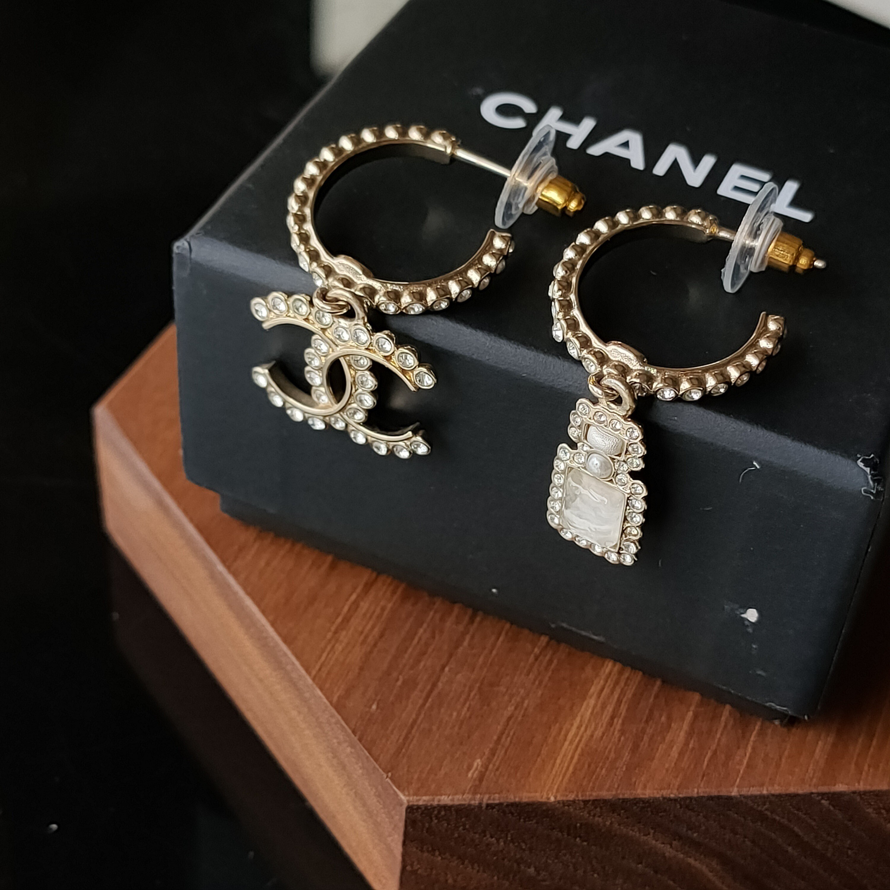 95新 Chanel/香奈儿 Azul-21K浅金色亮钻双C香水瓶吊坠耳钉 45036