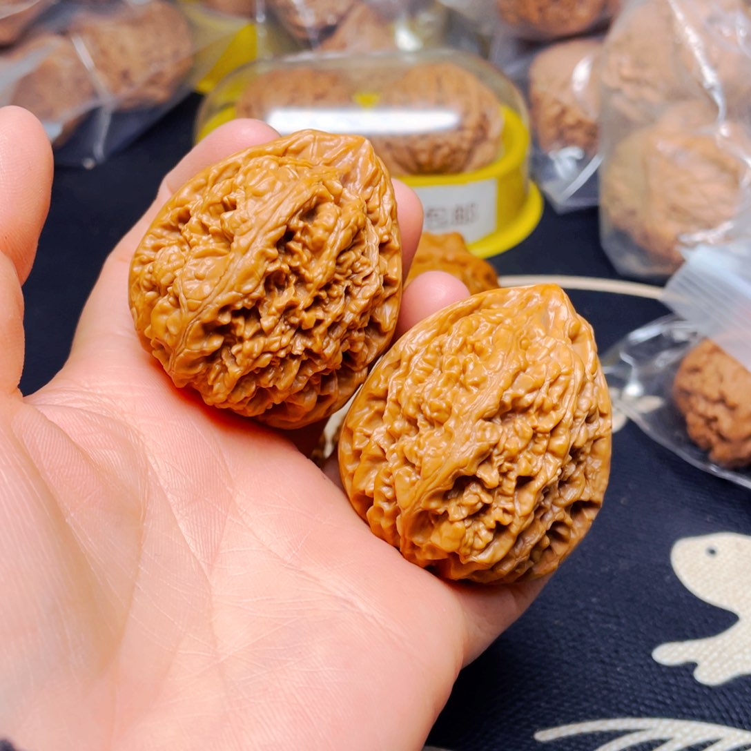 吊坠文玩核桃核尊一对