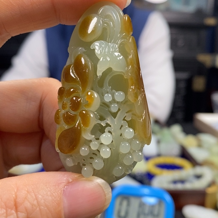 阿***辉和田玉未镶嵌颈饰