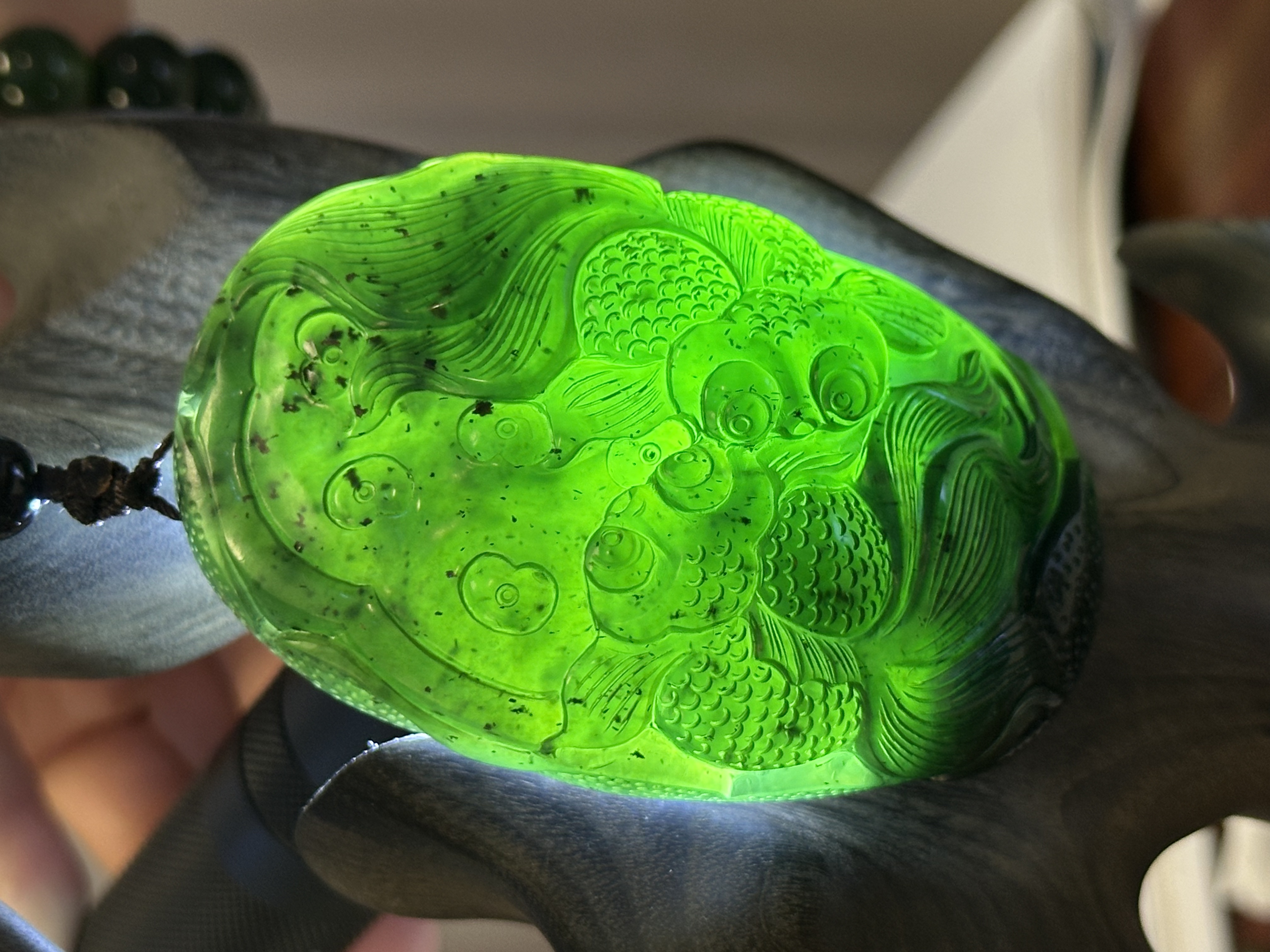 泰山碧玉（蛇纹石玉）工艺精美 连年有余手把件