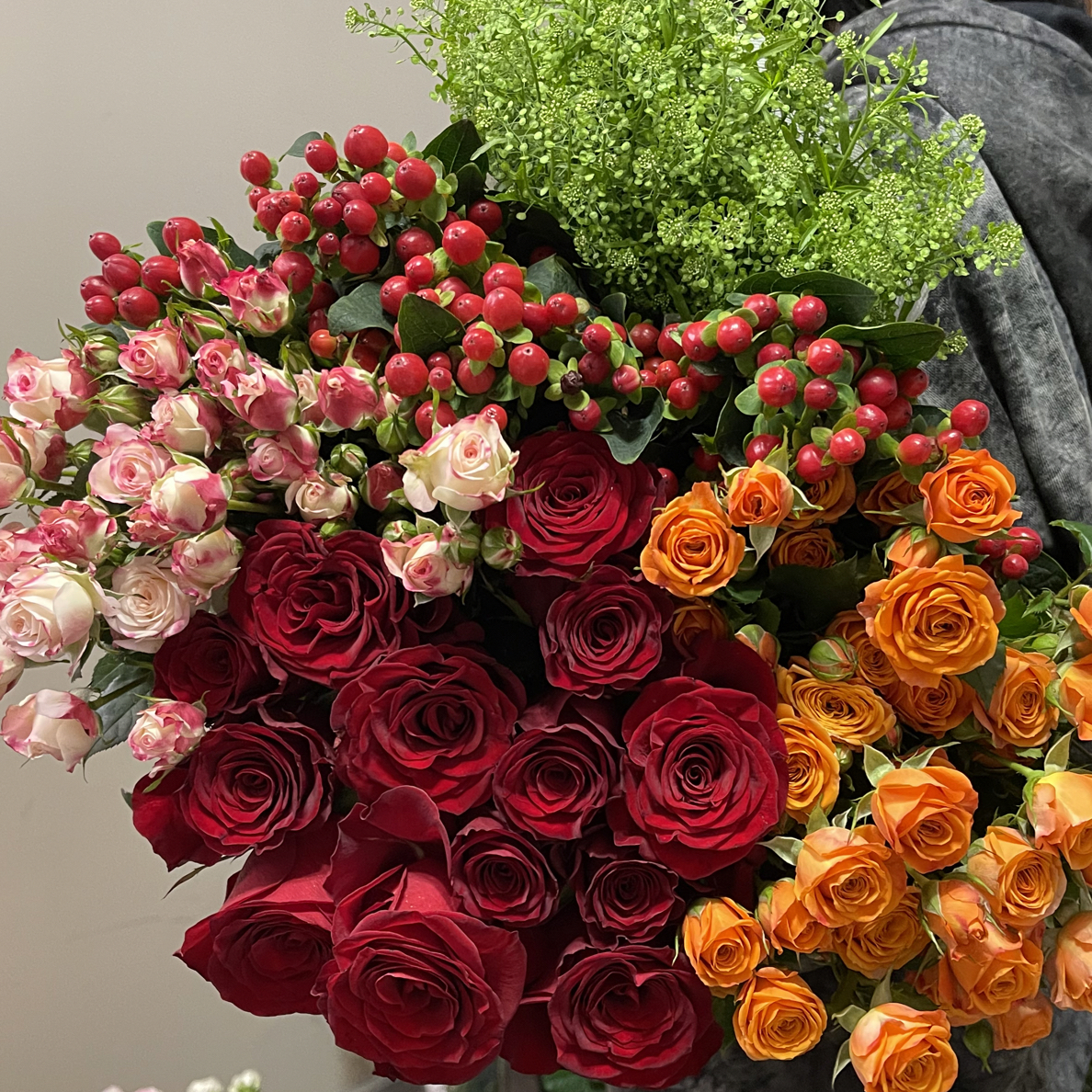 【红玫瑰10枝+橙芭比5枝+折射泡泡5枝+红豆5枝+配草】云南基地直发