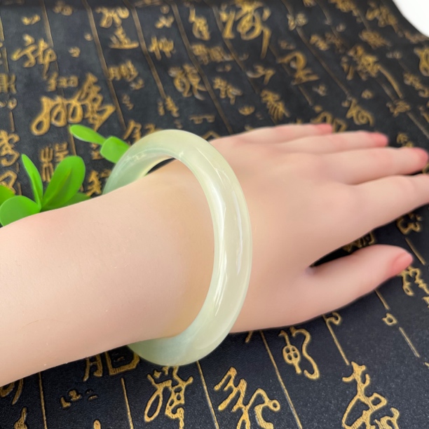 辽宁岫玉天然冰种手镯