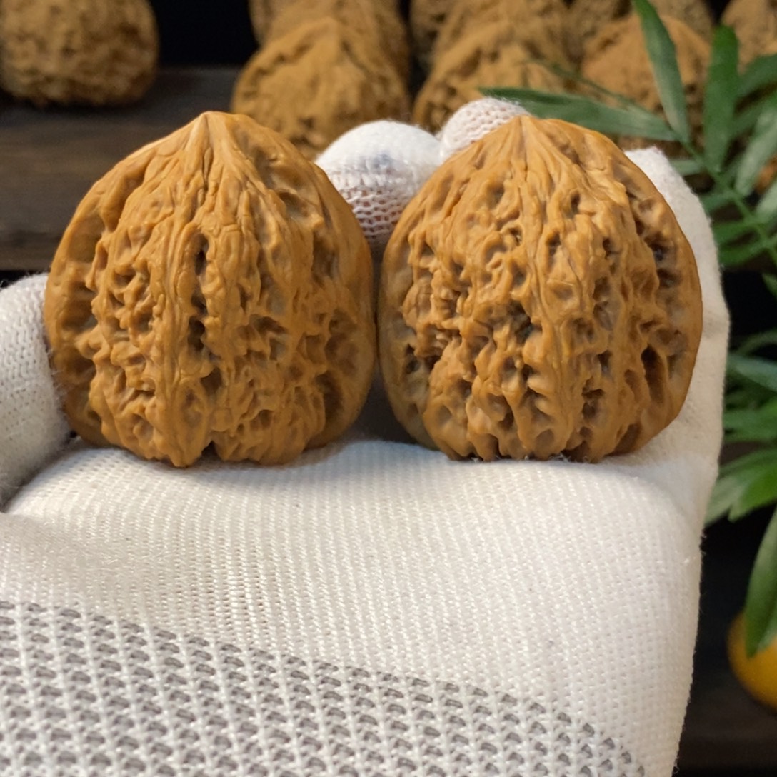 -***噹文玩核桃把件南疆石凹底文文核桃