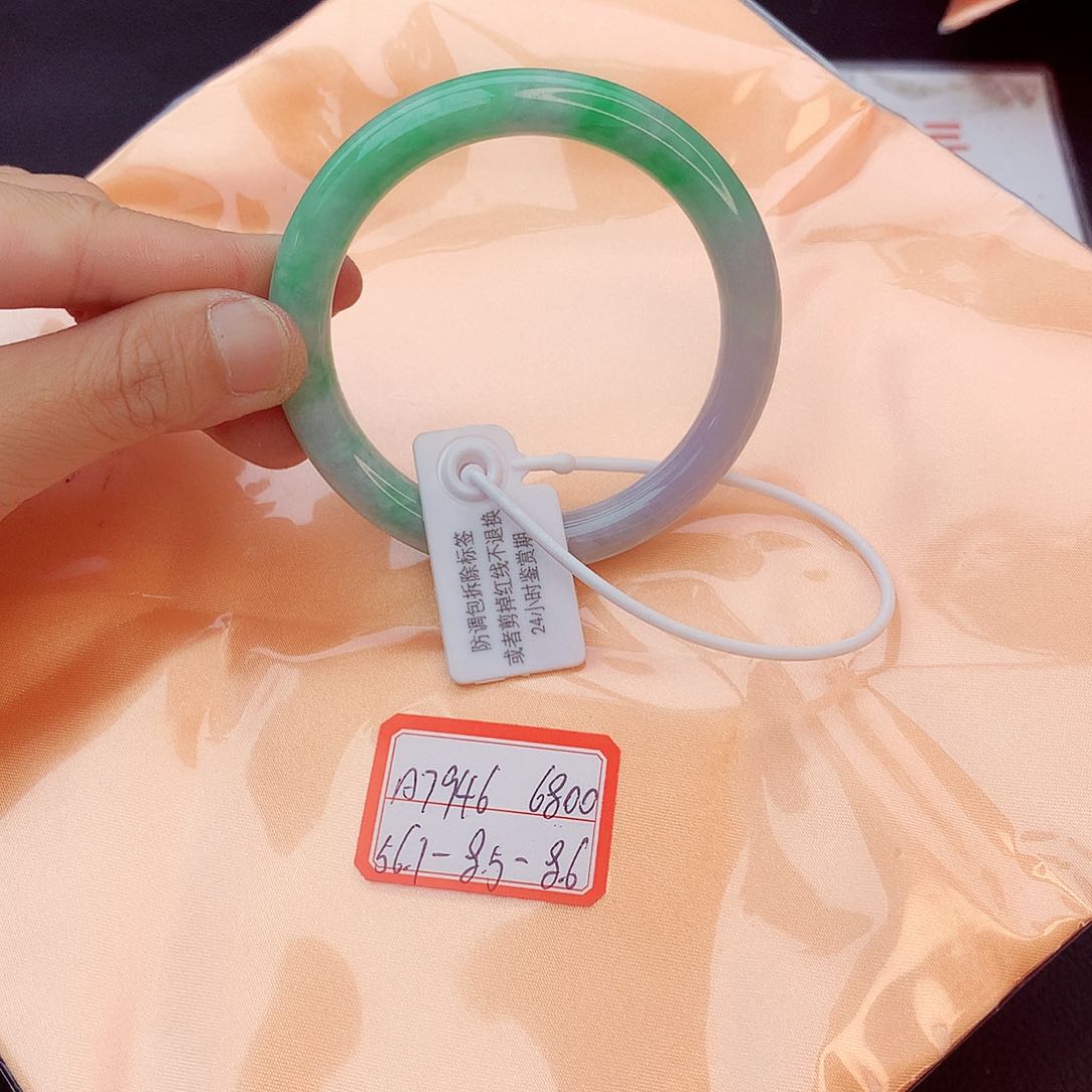 翡翠手镯未镶嵌翡翠