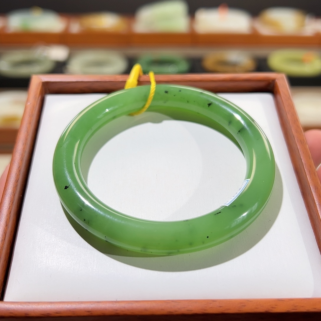 和田玉手镯未镶嵌圆条猕猴桃