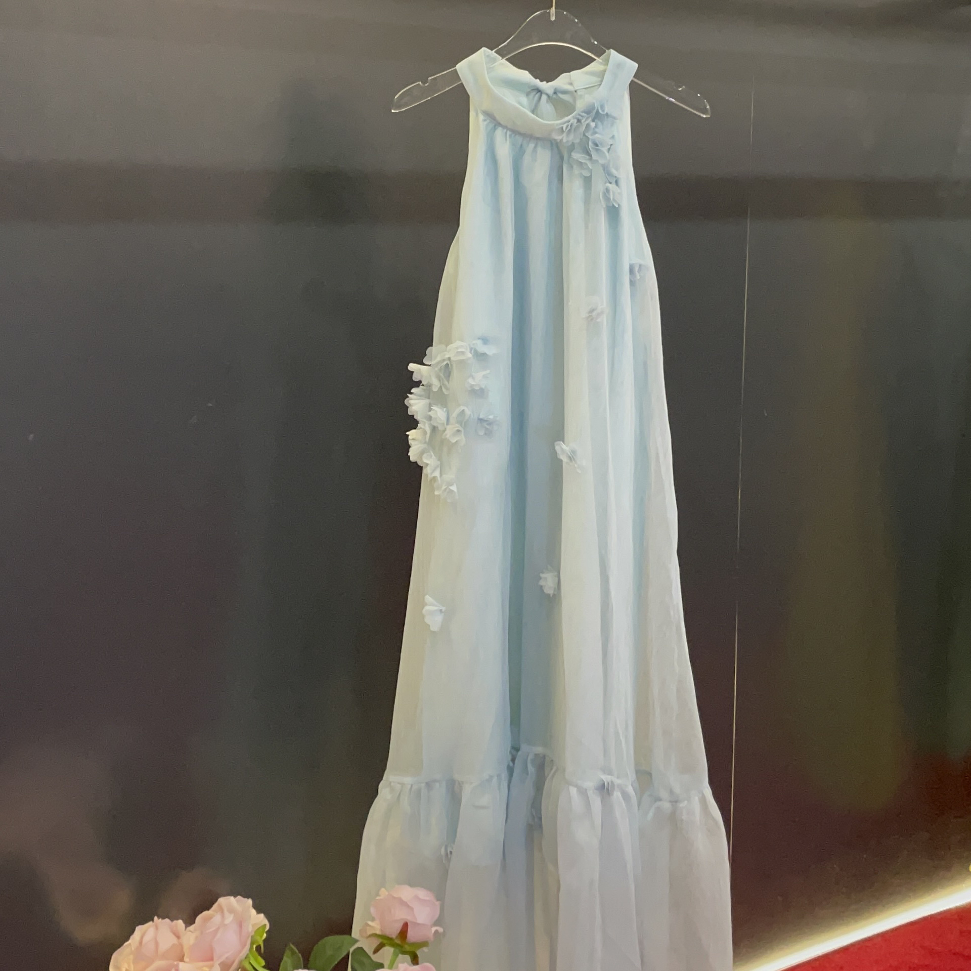 魅鹊 1556 度假温柔风小仙女钉花蓝色挂脖连衣裙