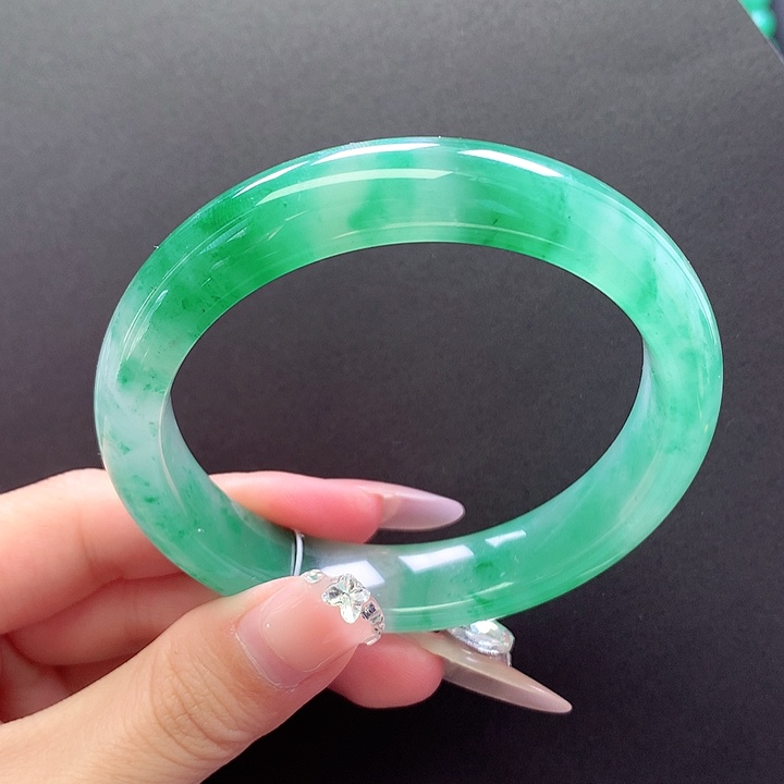 未镶嵌手镯石英质玉