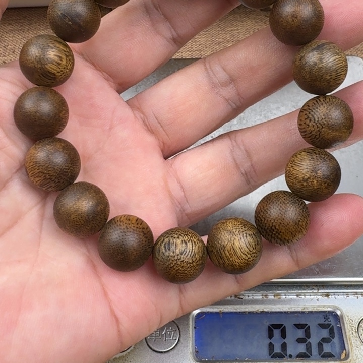 用***9手串沉香乌身手串13克