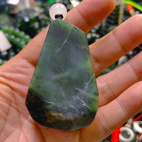 蛇纹石玉颈饰未镶嵌