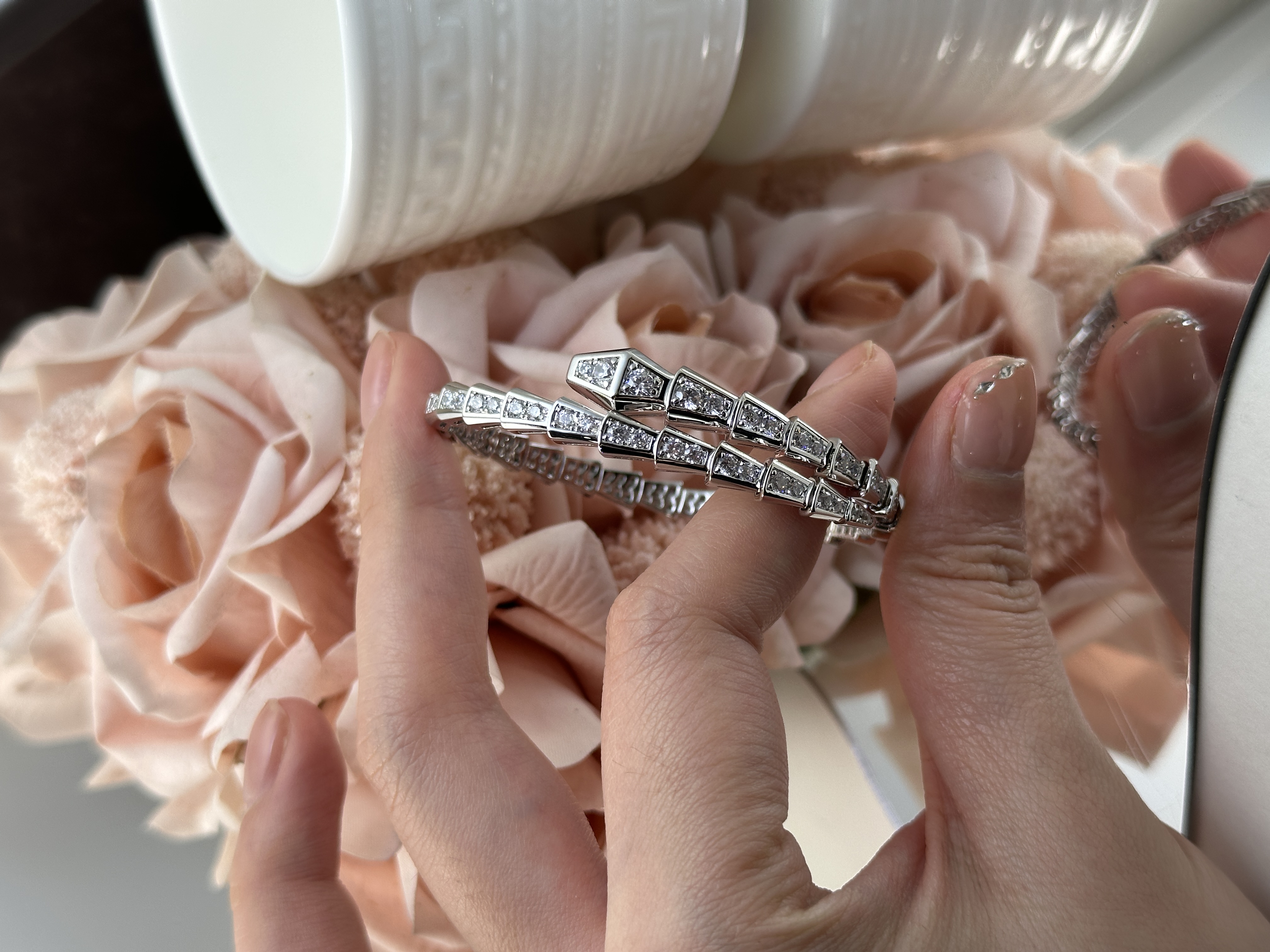 【戴奕珠宝】18K金钻石K白灵蛇手镯