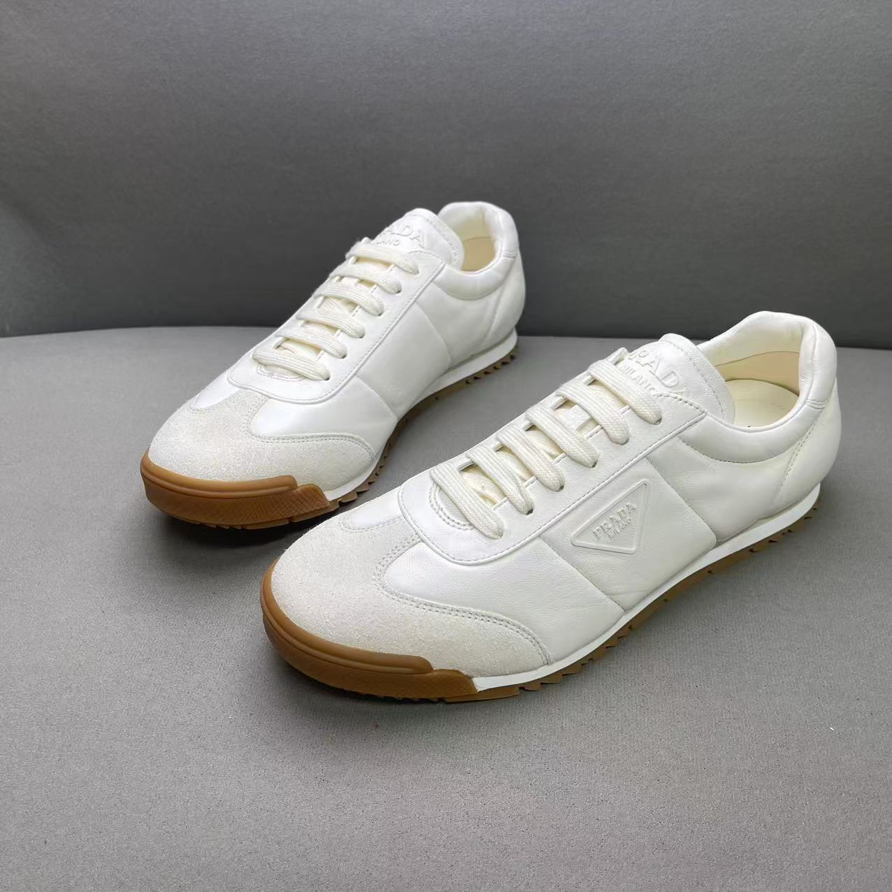 未使用 Prada/普拉达 米白色时尚透气皮革面三角标板鞋 多尺码