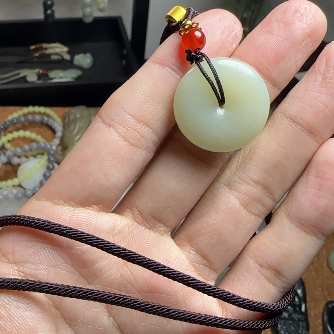 和田玉未镶嵌颈饰正常结构