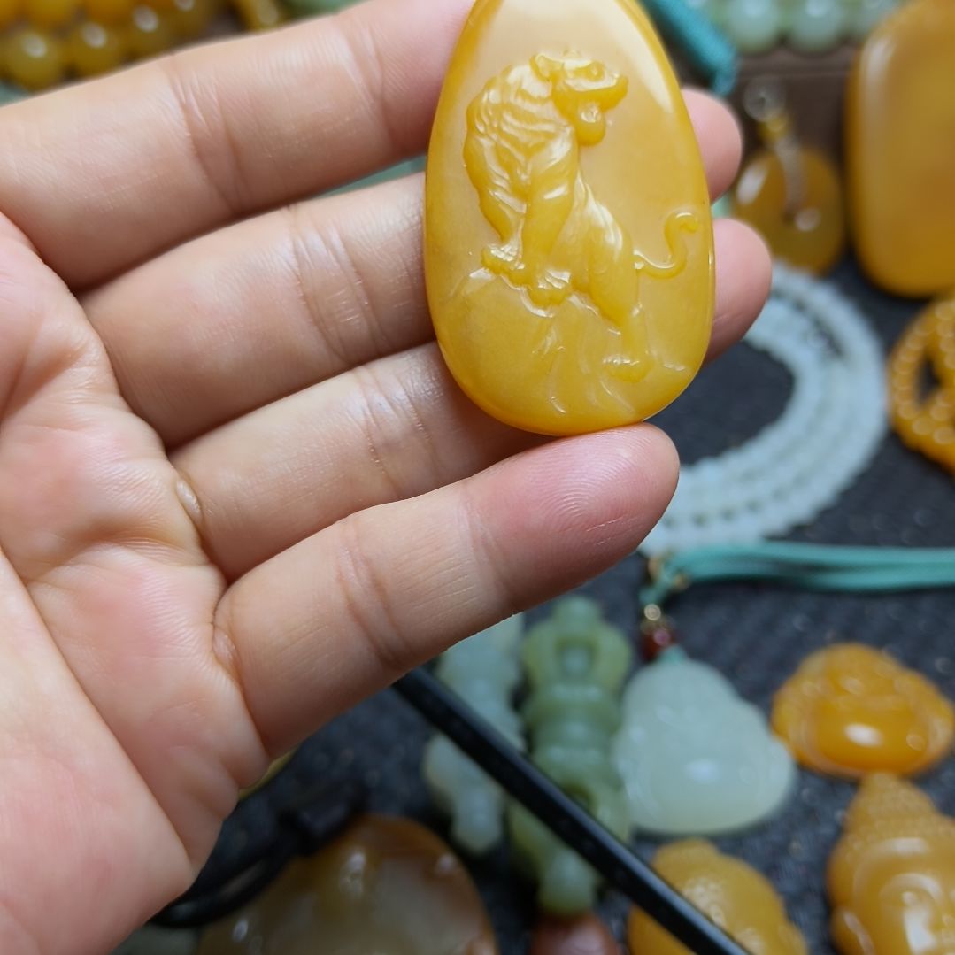 未镶嵌石英质玉（黄龙玉）颈饰
