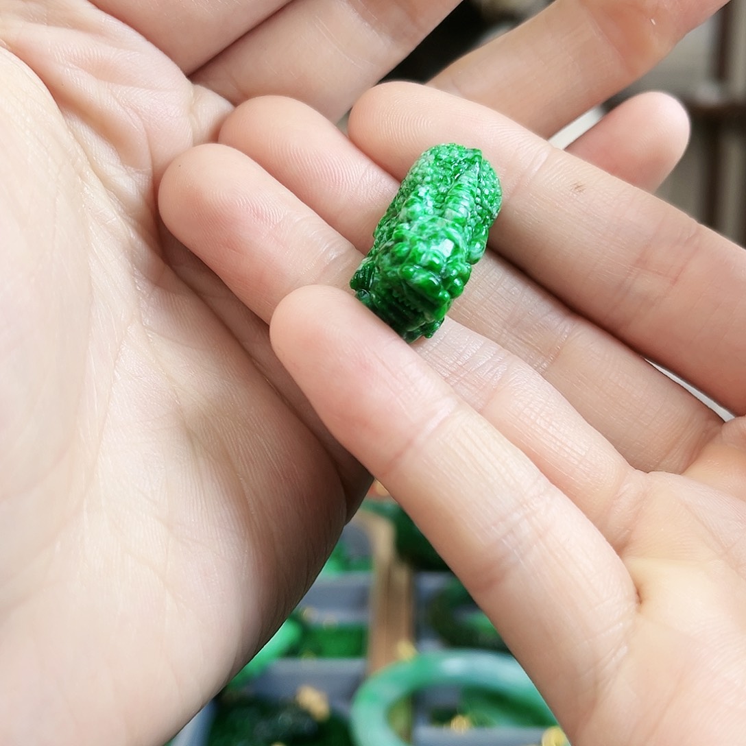 翡翠颈饰未镶嵌吊坠