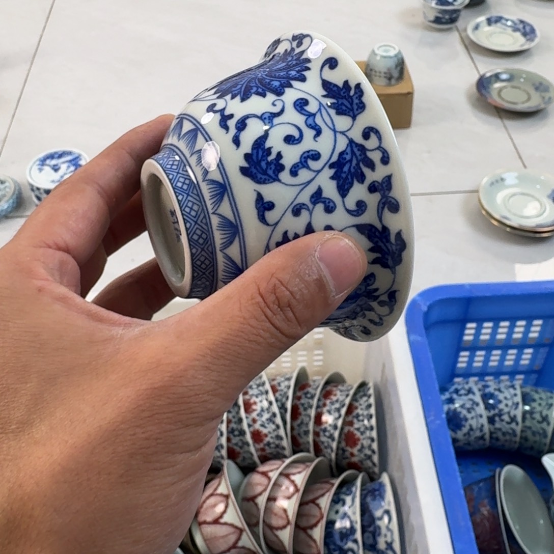 摆件陶青花缠枝莲大压手