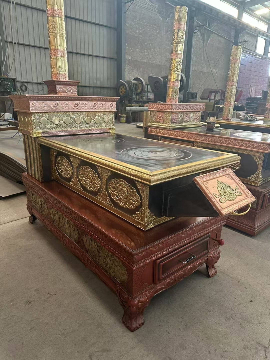 大川西，藏式大火炉。带三件烟筒，一个牛粪箱。