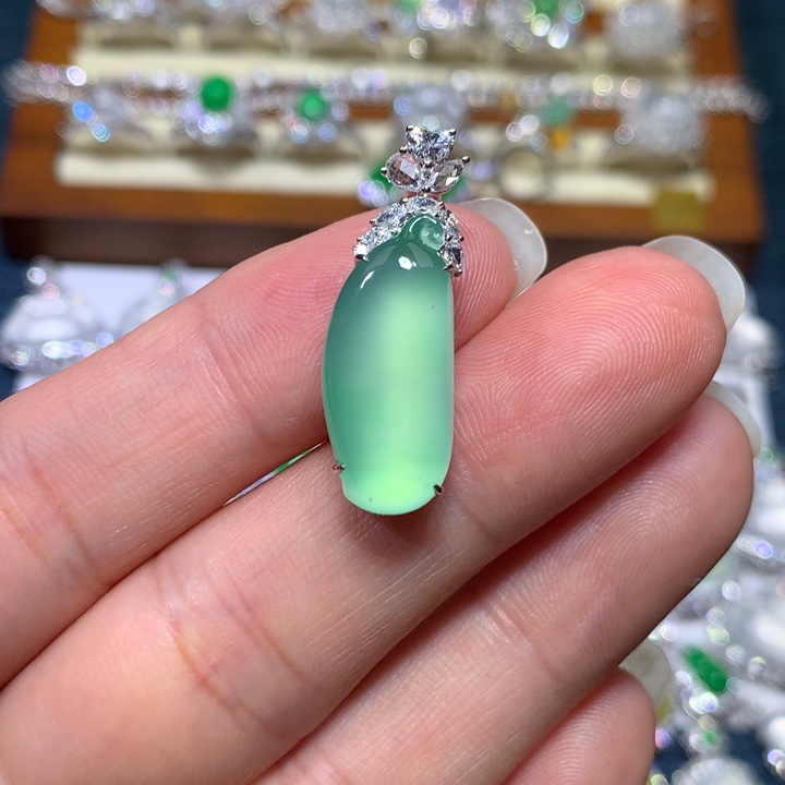 翡翠颈饰18K金镶嵌木那绿福瓜