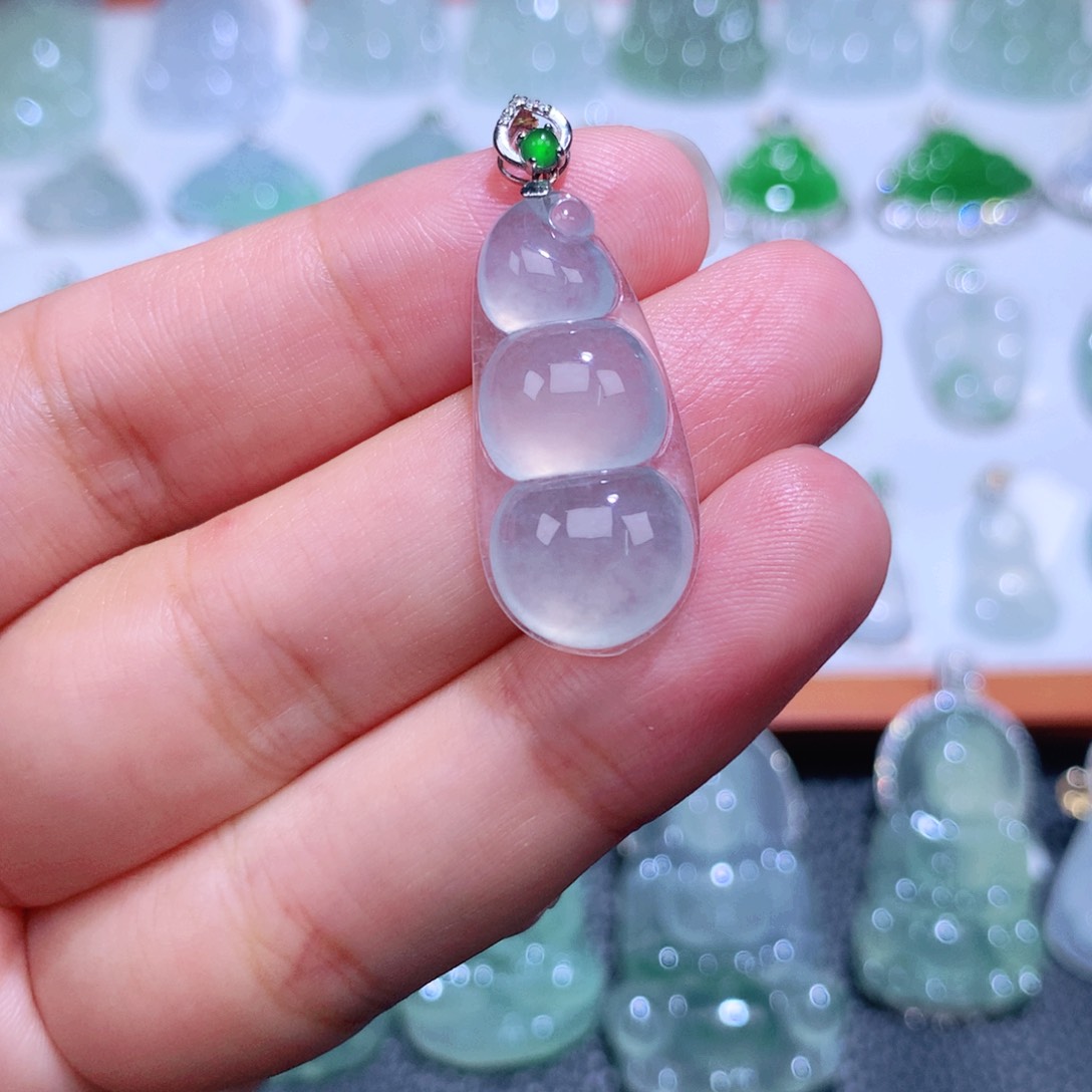 颈饰18K金镶嵌翡翠福豆