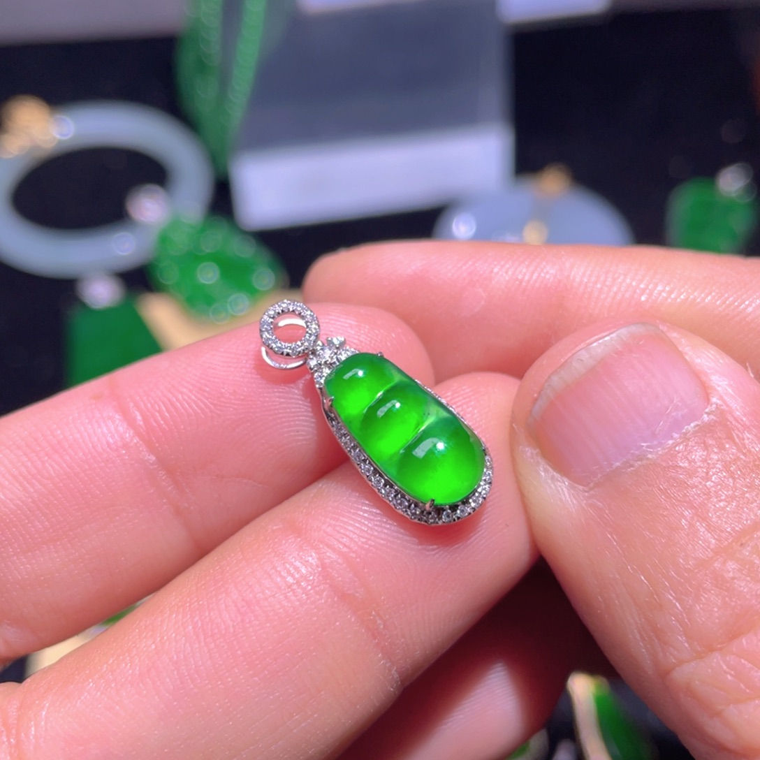 翡翠颈饰18K金镶嵌翡翠