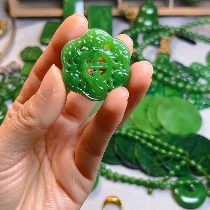 颈饰未镶嵌和田玉（糖玉）俏*婆