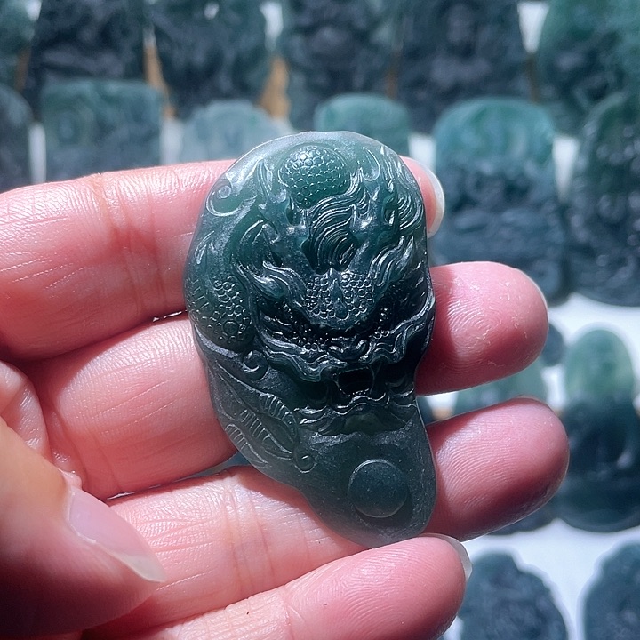 定制翡翠未镶嵌龙