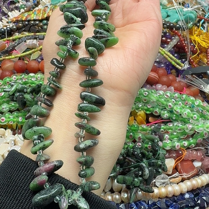 玛瑙/玉髓未镶嵌珠宝半成品一条红绿宝卡子