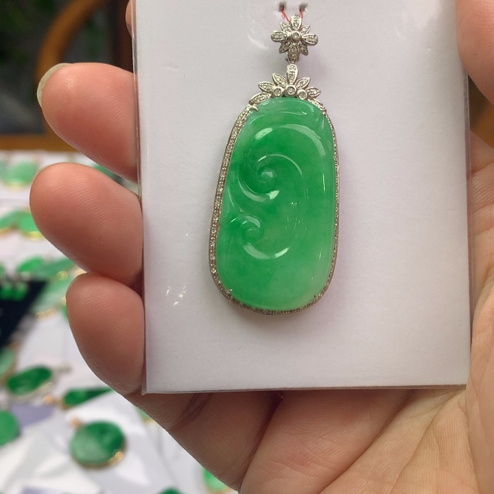 翡翠颈饰18K金镶嵌翡翠吊坠