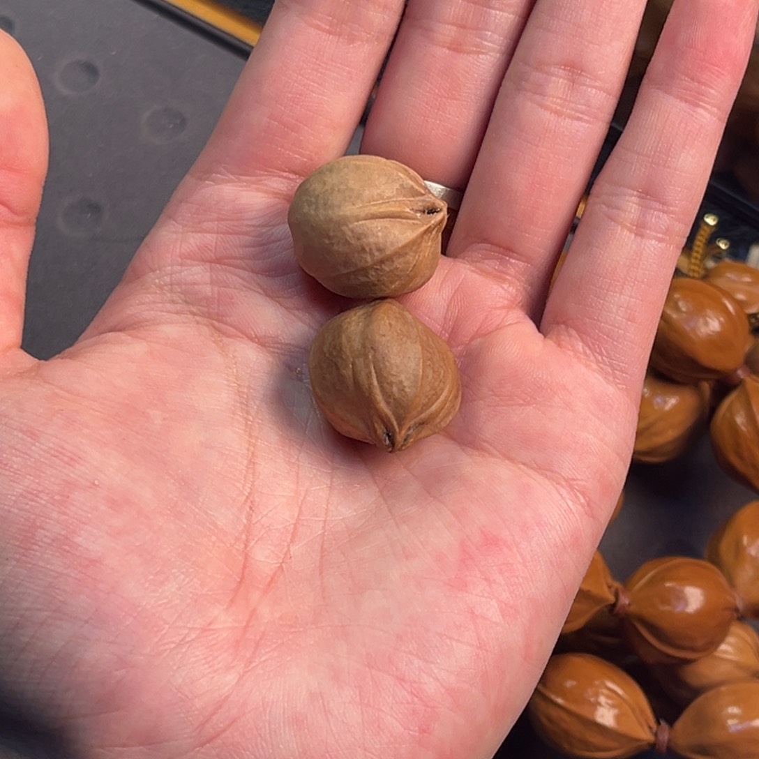 喜***木橄榄核吊坠随行四花三通2颗