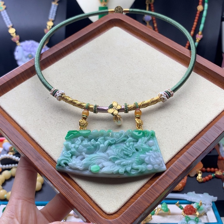 翡翠颈饰未镶嵌翡翠凤凰