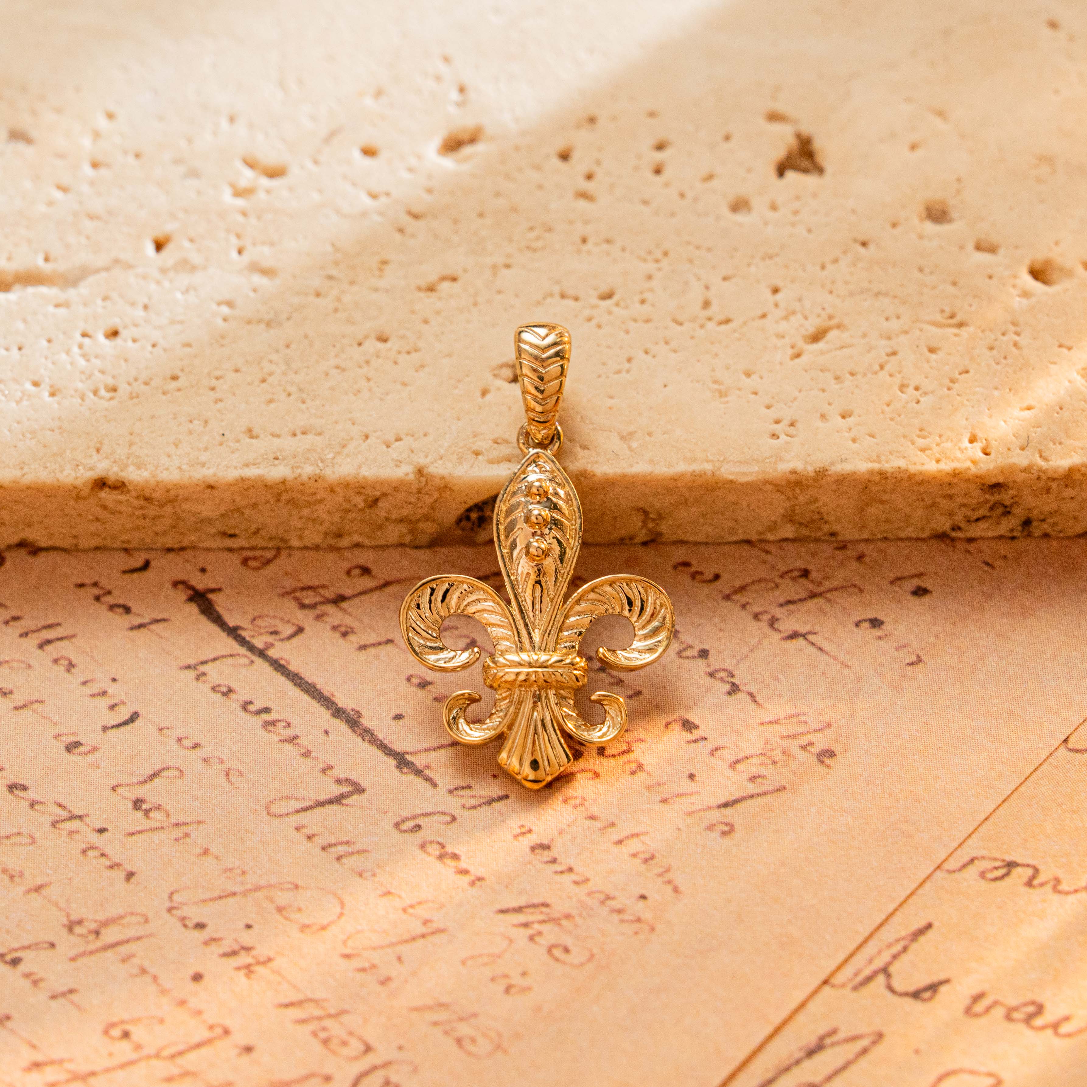 【奢小姐珠宝】9K金鸢尾花吊坠-K251020