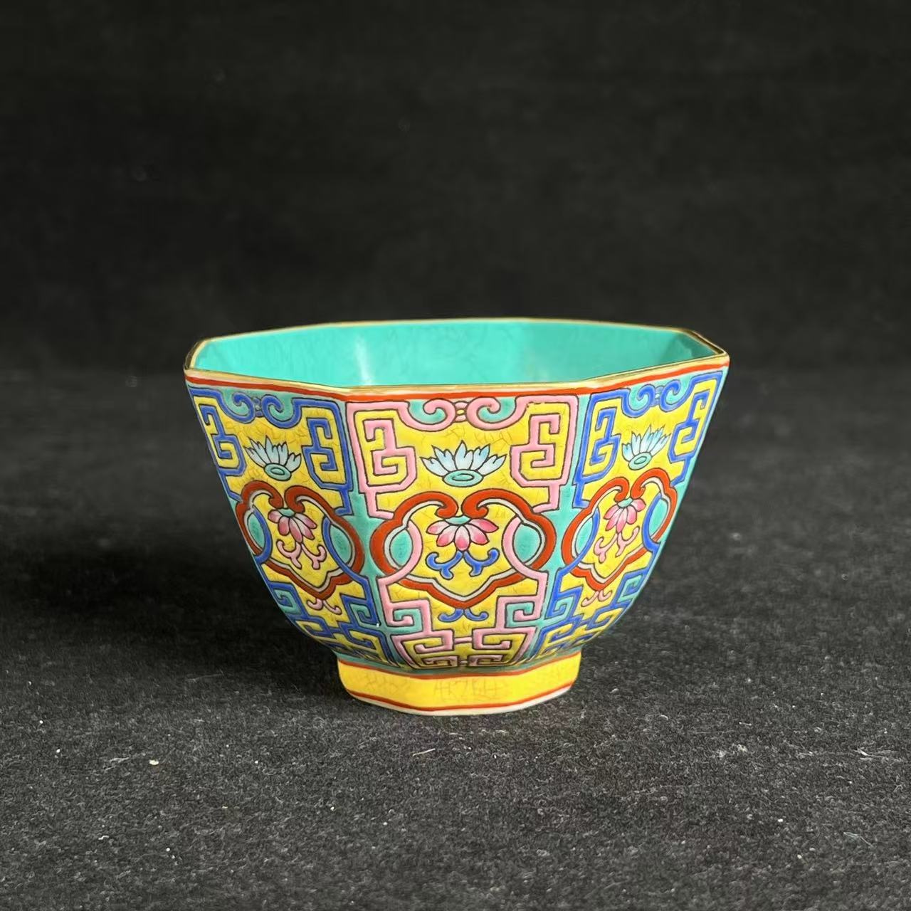 F内松石绿外粉彩缠枝如意纹八方杯